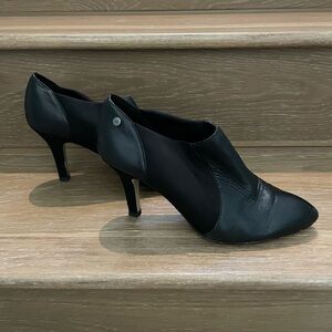 Anne Klein Women's black ankle bootie, leather w/stretch panels, Sz. 8.5